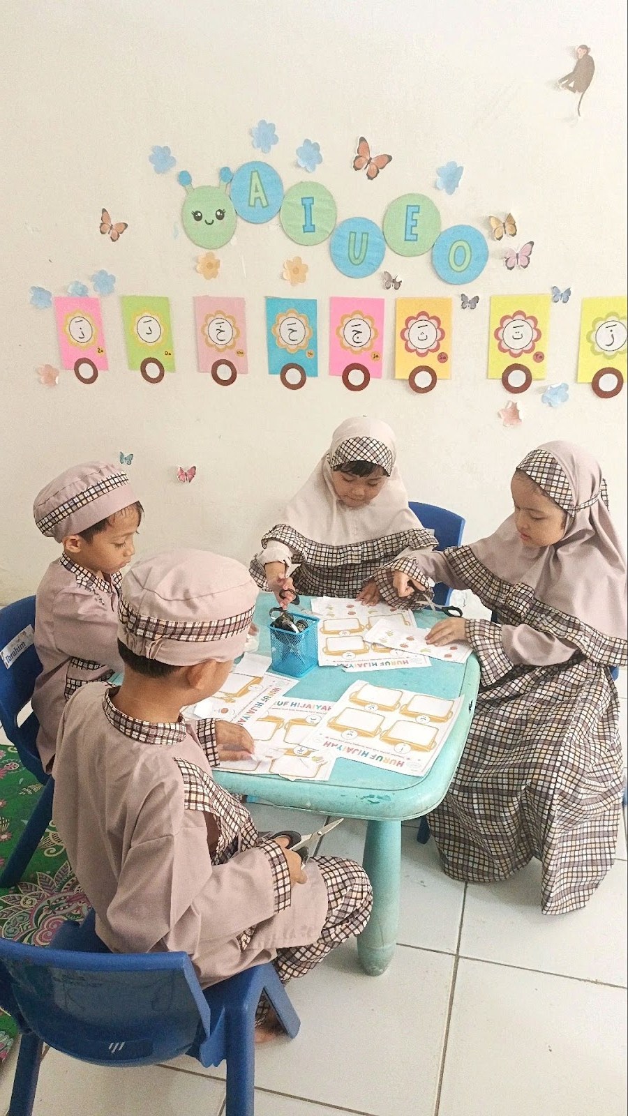 Anak-anak Kelompok A berkarya di meja kelas