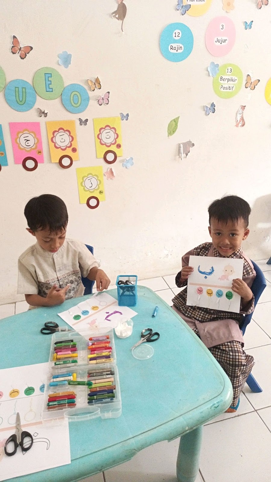 Anak menunjukkan hasil karyanya
