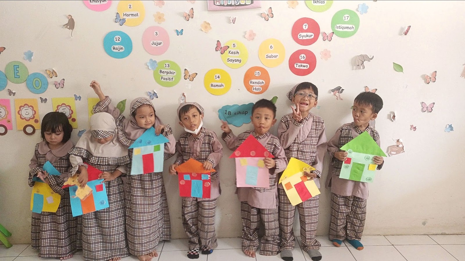 Anak-anak Kelompok A RA Husnul Khotimah memamerkan karya mereka