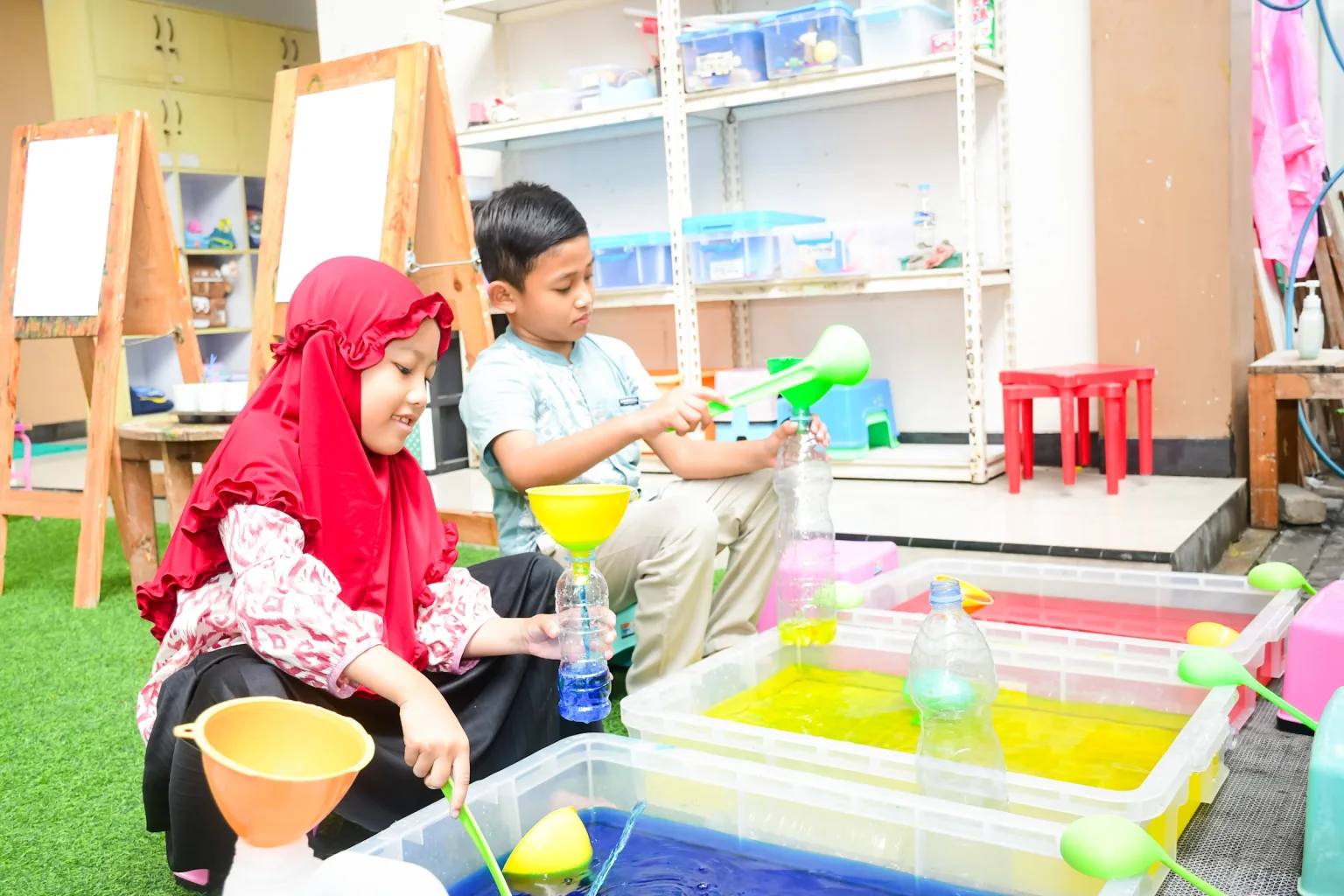 Guru dan anak bereksplorasi bersama di sentra bahan alam